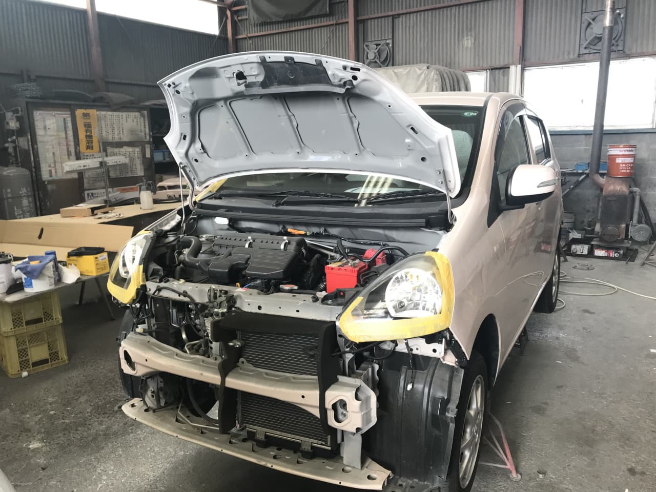 整備中の車