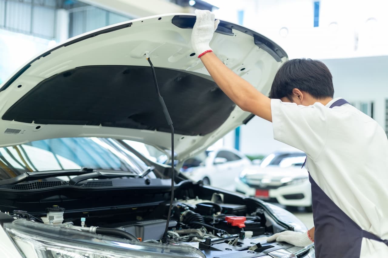 整備士が車の整備している